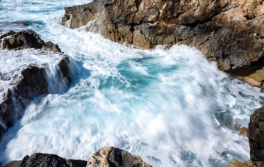 Kıbrıs adasının kuzeybatısındaki Akamas Yarımadası 'ndaki Akdeniz kıyısında dalgalar çarpışıyor.