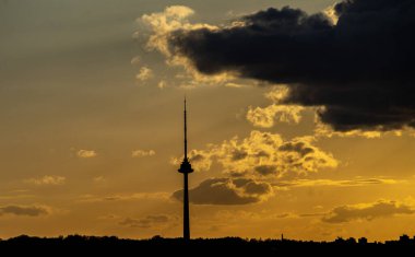 Güneşin batışına karşı Vilnius TV kulesinin silueti.