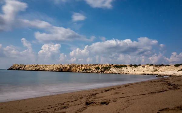 Playa Arena Guijarros Del Mar Mediterráneo Baleada Tiempo Tranquilo Por — Foto de Stock