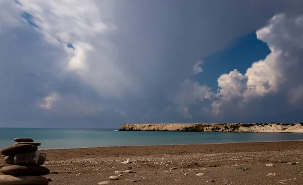 Pilares Piedras Playa Arena Guijarros Del Mar Mediterráneo Disparados Tiempo — Foto de Stock