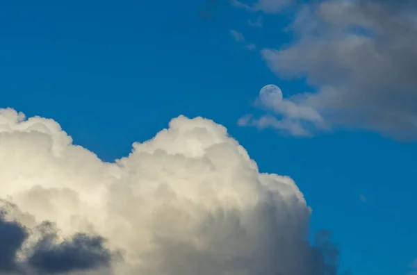 天气晴朗时 在满月的背景下 一片巨大的白云 — 图库照片