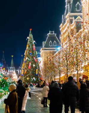 20 Aralık 2019. Moskova, Rusya. Moskova 'daki Sakız binasının önündeki kırmızı meydanda süslenmiş Noel ağacı..