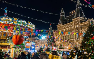20 Aralık 2019. Moskova, Rusya. Moskova 'daki Sakız binasının önündeki kırmızı meydanda süslenmiş Noel ağacı..