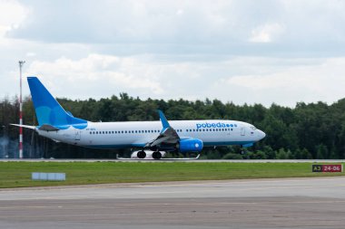 2 Temmuz 2019, Moskova, Rusya. Boeing Boeing 737-800 Pobeda uçağı Moskova 'daki Vnukovo havaalanında..