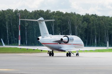 2 Temmuz 2019, Moskova, Rusya. Bombardıman uçağı CL-600-2B16 Challenger 605 Vistajet Havaalanı Moskova, Vnukovo Havaalanı.