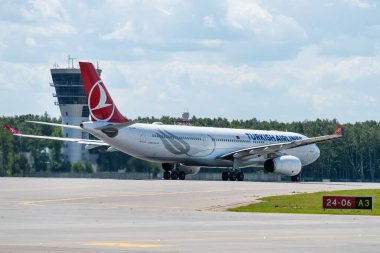 2 Temmuz 2019, Moskova, Rusya. Airplane Airbus A330-300 Türk Hava Yolları Moskova 'daki Vnukovo havaalanında.