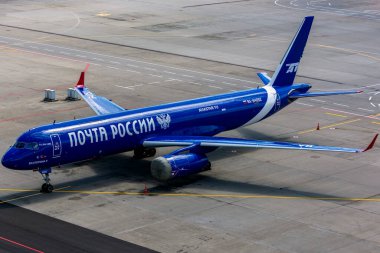 2 Temmuz 2019, Moskova, Rusya. Tupolev Tu-204 Aviastar Havayolları Moskova 'daki Vnukovo havaalanındaki Rus Posta Şirketi' nin mavi üniformasında..