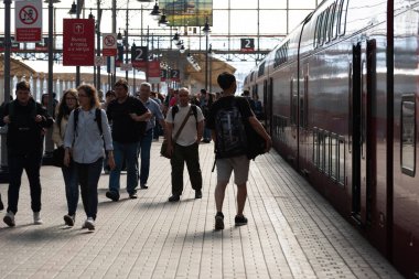 2 Temmuz 2019 Moskova, Rusya. Trenden kalkmadan önce Moskova 'daki Kiev tren istasyonundaki yolcuların dikkatine..