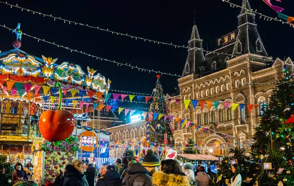 20 Aralık 2019. Moskova, Rusya. Moskova 'daki Sakız binasının önündeki kırmızı meydanda süslenmiş Noel ağacı..