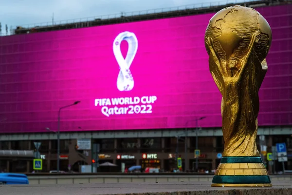 4 Eylül 2019, Moskova, Rusya. 2022 FIFA Dünya Kupası kupasının arka planındaki kupa kupasının kopyası, Katar 'da şehir merkezinde dev bir ekranda düzenlenecek..