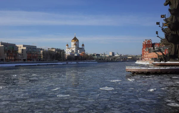 Güneşli bir günde Moskova nehrinde bahar buzu sürükleniyor. Kurtarıcı İsa 'nın Katedrali.