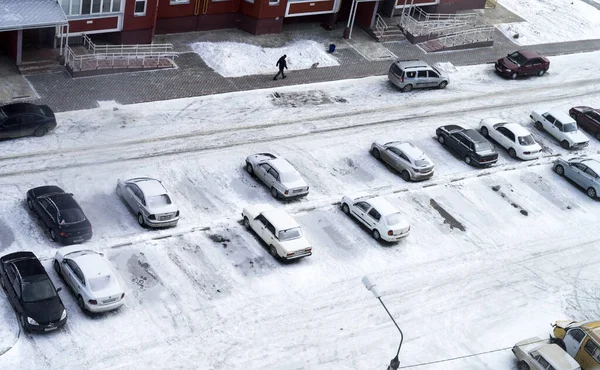 Vista Superior Carros Estacionados Cobertos Neve Pátio Edifício Residencial Vários — Fotografia de Stock