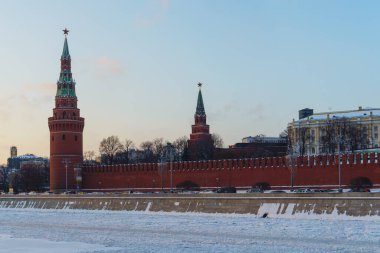 Moskova Kremlin ve donmuş nehir açık bir kış gününde.