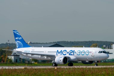 30 Ağustos 2019. Zhukovsky, Rusya. Uluslararası Havacılık ve Uzay Salonu MAKS 2019 'da orta menzilli Rus yolcu uçağı Irkut MC-21 vaat ediyor..
