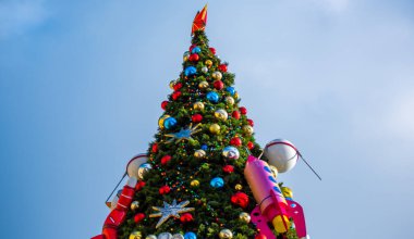 5 Şubat 2020 Moskova, Rusya, Moskova 'da Kızıl Meydan' da yeni yıl ağacı açık ve soğuk bir günde.