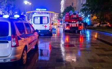 15 Mayıs 2019, Moskova, Rusya. Yangının çıktığı apartmanın bahçesindeki itfaiye arabaları, yağmurun yağdığı gece..