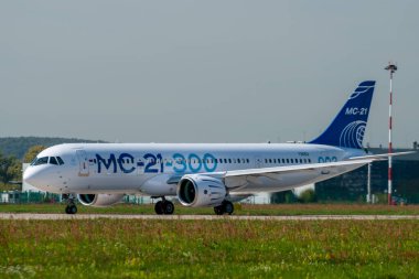 30 Ağustos 2019. Zhukovsky, Rusya. Uluslararası Havacılık ve Uzay Salonu MAKS 2019 'da orta menzilli Rus yolcu uçağı Irkut MC-21 vaat ediyor..