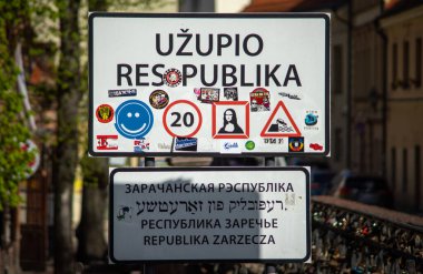 27 Nisan 2018 Vilnius, Litvanya. Vilnius 'taki Uzupis bölgesinin girişindeki bilgi afişi..