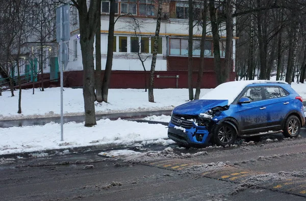 Січня 2020 Москва Росія Синій Автомобіль Hyundai Сильно Зламаним Крилом — стокове фото