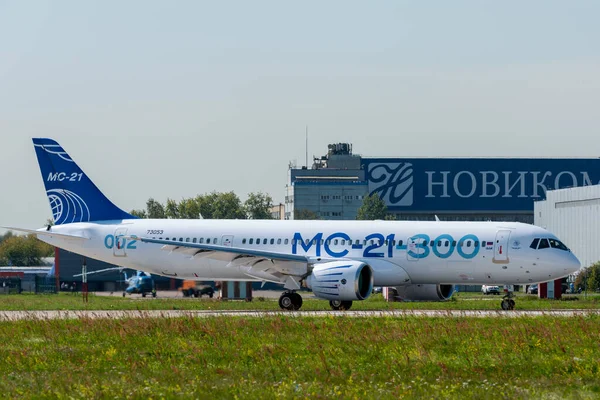 30 Ağustos 2019. Zhukovsky, Rusya. Uluslararası Havacılık ve Uzay Salonu MAKS 2019 'da orta menzilli Rus yolcu uçağı Irkut MC-21 vaat ediyor..