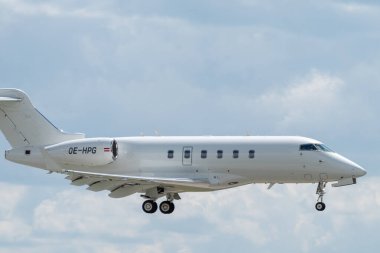 2 Temmuz 2019, Moskova, Rusya. Uçak Bombacısı BD-100-1A10 Challenger Moskova 'daki Vnukovo havaalanında 300 Amira Hava Yolları.