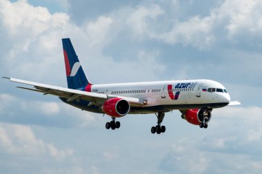 2 Temmuz 2019, Moskova, Rusya. Uçak Boeing 757-200 Azur Hava Yolları Moskova 'daki Vnukovo havaalanında.