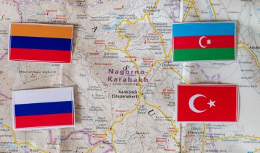 5 Ekim 2020, Moskova, Rusya. Dağlık Karabağ haritasının arka planında Ermenistan, Rusya, Azerbaycan ve Türkiye bayrakları