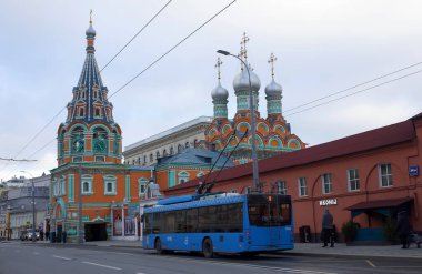 18 Ocak 2020 Moskova, Rusya. Moskova 'da Polyanka Caddesi, Darvizeh' de St. Gregory Neokesariysky Kilisesi 'nin arka planındaki mavi tramvay otobüsü..