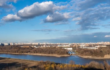 Kolomenskoye parkındaki yüksek bir tepeden Rus başkentinin görüntüsü.