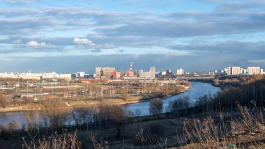 Kolomenskoye parkındaki yüksek bir tepeden Rus başkentinin görüntüsü.