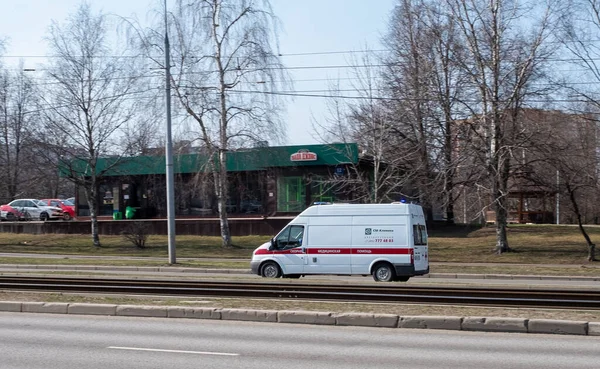 Березня 2020 Року Москва Росія Машина Швидкої Допомоги Безлюдній Вулиці — стокове фото