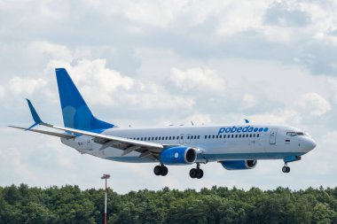 2 Temmuz 2019, Moskova, Rusya. Boeing Boeing 737-800 Pobeda uçağı Moskova 'daki Vnukovo havaalanında..