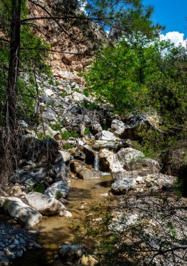 Kıbrıs adasındaki Avakas dağ geçidinin yamaçlarındaki taşlar.
