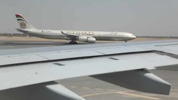 飛行機は空港滑走路から離陸します ストック動画 C Rajastills