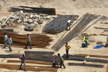 Hindistan 'da Hyderabad şantiyesinde çalışan insanlar 15 Eylül 2025