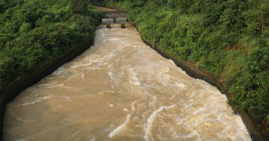 Su barajı Koraput Odisha Hindistan 'a döküldü.