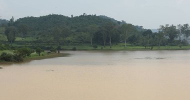 Su barajı Koraput Odisha Hindistan 'a döküldü.