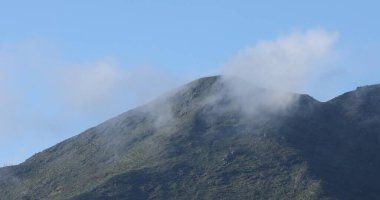 Tepe ve Bulutlar Koraput Odisha Hindistan