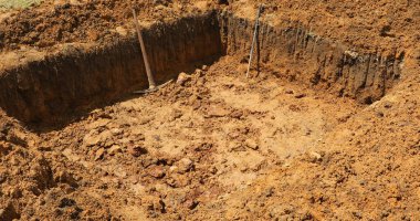 İnşaat alanında çukur