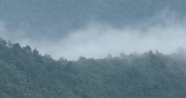 Tepe ve Bulutlar Koraput Odisha Hindistan