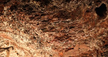 Mağaradaki işlenmemiş taş dokusu