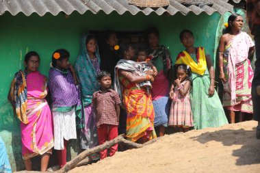 Büyük anne kabilesi ve çocuk Koraput Odisha Hindistan 'da 15 Eylül 2025