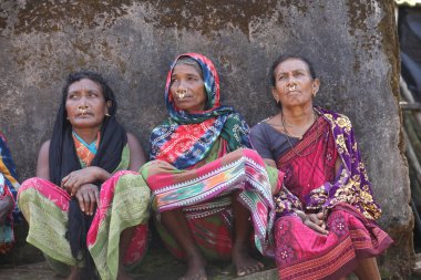 Koraput 'taki Yaşlı Kadınlar kabilesi Odisha Hindistan 15 Eylül 2025