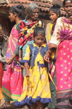 Büyük anne kabilesi ve çocuk Koraput Odisha Hindistan 'da 15 Eylül 2025