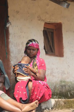 Büyük anne kabilesi ve çocuk Koraput Odisha Hindistan 'da 15 Eylül 2025