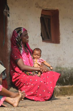 Büyük anne kabilesi ve çocuk Koraput Odisha Hindistan 'da 15 Eylül 2025