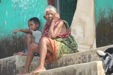 Büyük anne kabilesi ve çocuk Koraput Odisha Hindistan 'da 15 Eylül 2025