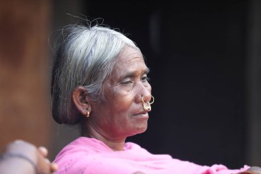 Koraput 'taki Yaşlı Kadın Kabilesi Odisha Hindistan 15 Eylül 2025