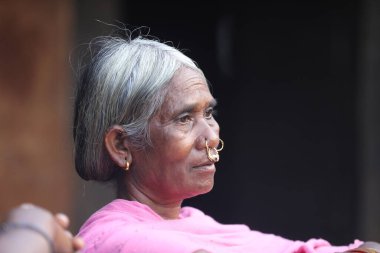 Koraput 'taki Yaşlı Kadın Kabilesi Odisha Hindistan 15 Eylül 2025