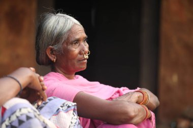Koraput 'taki Yaşlı Kadın Kabilesi Odisha Hindistan 15 Eylül 2025